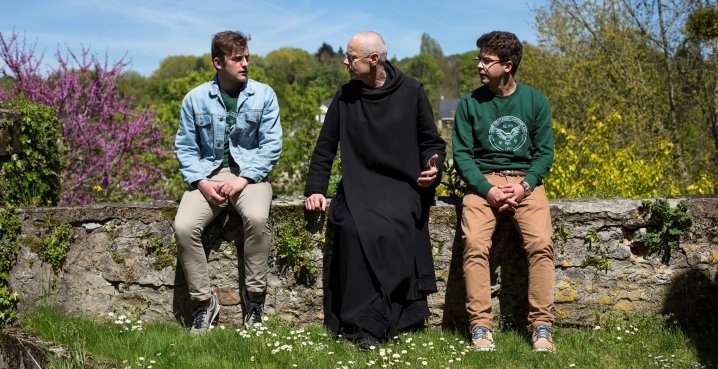 Un moine et deux jeunes