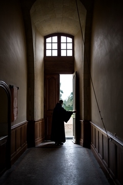 Un moine ouvre la porte du monastère